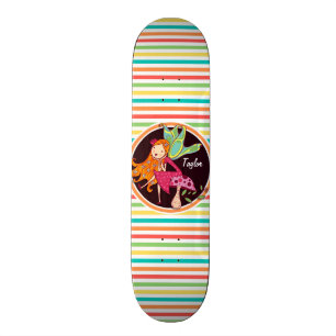 Skateboard Hada en franjas de arcoiris brillantes