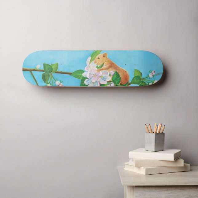 Skateboard Hazel Dormouse en una rama floreciente (Arte de pared (horz))