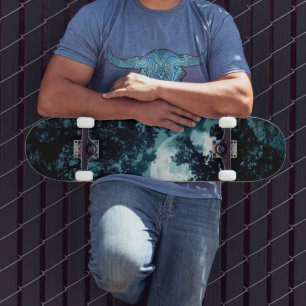 Skateboard Hermosa luna resplandece a través de árboles