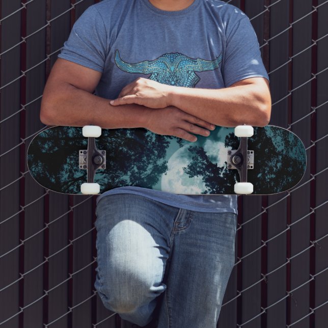 Skateboard Hermosa luna resplandece a través de árboles (Exterior 3)