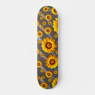 Skateboard Hermosas flores amarillas sobre rayas grises y pla