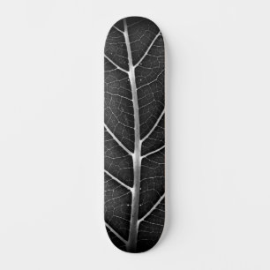Skateboard Hoja brillante en blanco y negro en primer plano