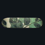 Skateboard Hojas y ramas en el fondo crema<br><div class="desc">Hojas y ramas verdes vibrantes descansan sobre un fondo crema en esta impresión de Jennifer Goldberger. A medida que la temporada cambia los colores de estas hojas se mantienen iguales,  aportando un poco de consistencia a tu vida.</div>