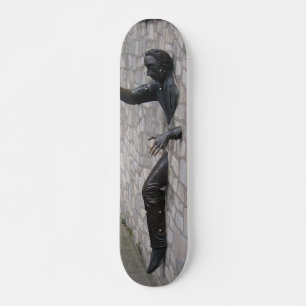 Skateboard Hombre en la tabla de patinaje de París