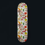 Skateboard Hongos, hojas, nueces y bayas otoñales en blanco<br><div class="desc">Patrón vectorial Hа y pintado con varios hongos otoñales,  hojas caídas,  bellotas,  bayas y bichos</div>