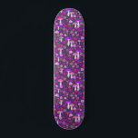 Skateboard Hongos trippy morado, rosado y negro<br><div class="desc">Esta cubierta de skateboard está decorada con hongos trippy,  psicodélicos ilustrados y flores en tonos rosados calientes y violeta en un fondo negro.</div>