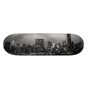Skateboard Horizonte de Manhattan en la noche