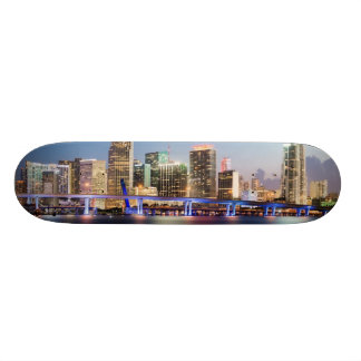 Skateboard Horizonte iluminado de Miami céntrica en la