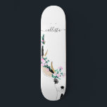 Skateboard Ilustracion animal de ciervos florales rosados de<br><div class="desc">Este bonito ilustracion artístico es una hermosa representación de uno de los animales más queridos de la naturaleza. Cuenta con un ciervo delineado a mano con unas flores rosadas, verdes verde azuladas y moradas y con arreglos de hojas alrededor de sus cuernos, que están pintadas en falso Relieve metalizado de...</div>