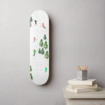 Skateboard Ilustracion de esquí alpino freeride<br><div class="desc">Patinaje de esquí retro. Diseño de patrones de esquí con temática invernal de Guay con esquiadores esquiando por las pistas de esquí alpino entre los abetos cubiertos de nieve en los alpes. Los esquiadores Freeride llevan coloridos trajes de esquí retro vintage, esquiando cuesta abajo con esquís sobre un paisaje montañoso...</div>