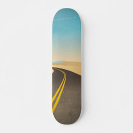 Skateboard Ilustracion de una carretera vacía en el desierto