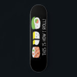 Skateboard Ilustracion Kawaii Así es como hago rodar sushi Ro<br><div class="desc">Un ilustracion de sushi divertido y bonito para esta patineta. Con las palabras "así es como rollo". El estilo kawaii (lindo) dibujando en negro.</div>