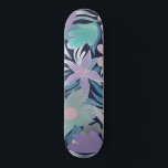Skateboard Ilustraciones de hojas florales azul morado platea<br><div class="desc">Este elegante y hermoso patrón es perfecto para una mujer elegante y sofisticada. Se trata de un fondo azul marino, verde verde azulado a mano, púrpura lila, rosa rubor y azul polvoriento con Relieve metalizado de plata falso impreso y floral y deja la huella de ilustracion encima de un sencillo...</div>