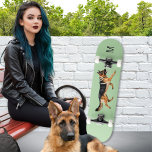 Skateboard Imagen de perro pastor alemán monogramada verde<br><div class="desc">Patineta con temática canina para los amantes del perro,  con una foto de un perro pastor alemán sobre un fondo verde claro. Personalice con la inicial del destinatario como un monograma para el toque final.</div>