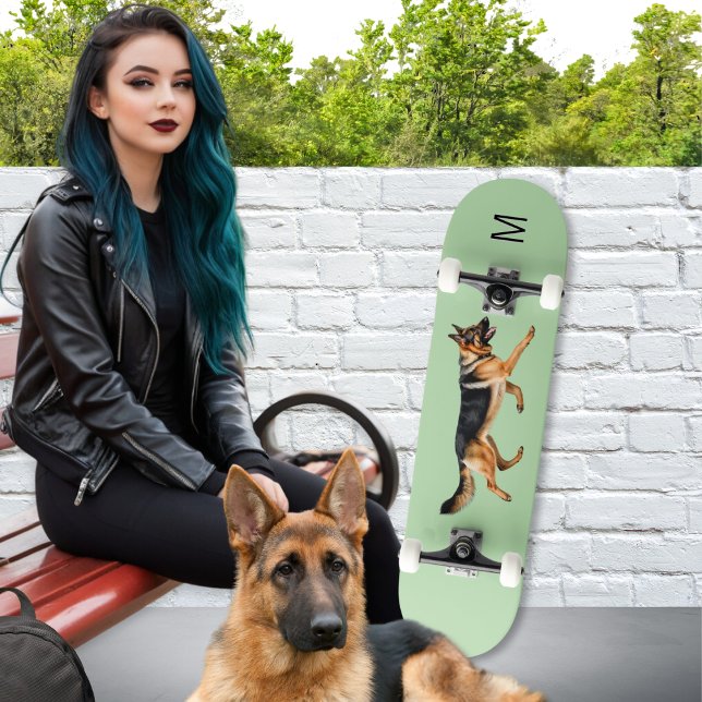 Skateboard Imagen de perro pastor alemán monogramada verde (A monogrammed skateboard in light sage green with a picture of a German Shepherd dog)