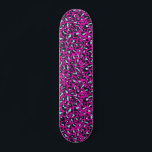 Skateboard Impresión de animales de leopardo de chita rosado<br><div class="desc">Siempre de moda color sólido rosa caliente. Safari salvaje y huella animal de la jungla. Moda moderna,  gueparita fina,  piel leopardo con estampado animal en menta blanca y pastel y color rosa. Pequeña huella animal de leopardo de chita.</div>