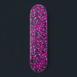Skateboard Impresión de animales de leopardo de chita rosado<br><div class="desc">Siempre de moda color sólido rosa caliente. Safari salvaje y huella animal de la jungla. Moda moderna,  gueparita fina,  piel leopardo con estampado animal en menta blanca y pastel y color rosa. Pequeña huella animal de leopardo de chita.</div>