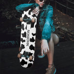 Skateboard Impresión de animales de vaca con nombre blanco y<br><div class="desc">Las vacas blancas y negras ocultan el patinaje con nombres. Diseño unisex para hombres y mujeres. Adecuado para niños y adultos. Excelente para temas de cowboy/cowgirl country.</div>
