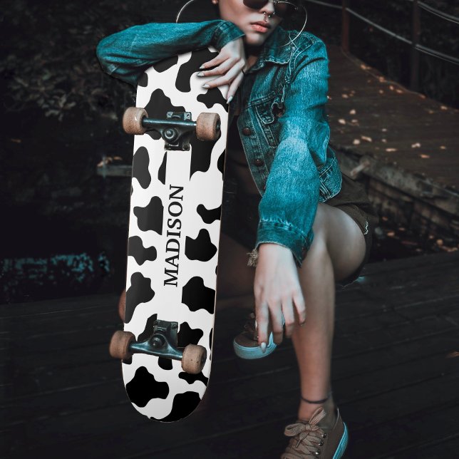 Skateboard Impresión de animales de vaca con nombre blanco y  (Cow Animal Print Spotted Black & White Name Skateboard)