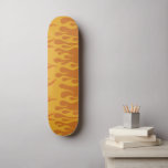 Skateboard Incendio retro llama al Naranja quemado de los año<br><div class="desc">Este bonito skateboard sería un regalo maravilloso para alguien a quien le encanta la vibra retro!</div>