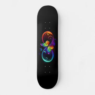 Skateboard Infinidad vibrante con mariposa arco iris sobre ne