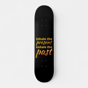 Skateboard "INHALE THE PRESENENT..." cita inspiradora
