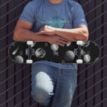Skateboard Iniciales de monograma blanco y negro de galaxia<br><div class="desc">Una elegante galaxia negra,  de fondo decorada con sus iniciales monográficas como patrón. Letras blancas. Tanto para él como para ella.</div>