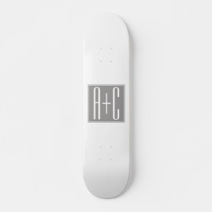 Skateboard Iniciales de parejas editables Blanco y gris