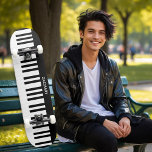 Skateboard Instrumento musical de Piano Keys personalizado<br><div class="desc">Amplía tu estilo y añade un florecimiento musical a tus trucos y giros, con este fantástico skateboard con tema de piano. Con un diseño de teclas de piano en blanco y negro, el skateboard se puede personalizar con un nombre. Seguro que toca una fibra con los amantes de la música,...</div>