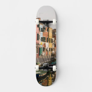 Skateboard Italia, Burano. Casas coloridas alineadas
