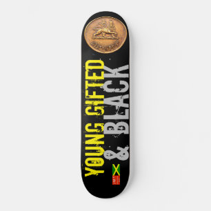 SKATEBOARD JÓVENES PATINADORES GIFERENTES Y NEGROS