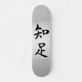 Skateboard Kanjis chinos en medio de fondo gris