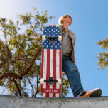 Skateboard La bandera estadounidense de EE. UU. estrena a los<br><div class="desc">Muestra tu orgullo americano o da un regalo especial con este patinador de la bandera estadounidense en un desgastado diseño. Este diseño de skateboard de bandera de los estados unidos con estrellas y rayas en blanco y azul rojo es perfecto para el cuarto de julio de fiestas, fiesta del Día...</div>