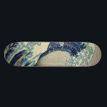 Skateboard La gran ola<br><div class="desc">La Gran Ola de Kanagawa (神 奈 川 沖 裏 Kanagawa-oki nami-ura?, iluminada. "Under a Wave off Kanagawa"), también conocida como La Gran Ola o simplemente La Ola, es una huella de madera del artista japonés Hokusai. Un ejemplo de arte ukiyo-e, fue publicado en algún momento entre 1830 y 1833....</div>