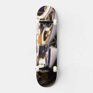 Skateboard La niebla rodea cuatro barcos atracados.