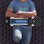 Skateboard La policía se encarga de la aplicación de la ley e<br><div class="desc">Patinaje delgado de la Línea Azul - Bandera estadounidense con colores de la bandera de la policía, diseño angustiado . Personalice este patinaje policial con un primer monograma. Esta cubierta personalizada de patinaje es perfecta para la policía y la familia de las fuerzas del orden, graduación de la policía y...</div>
