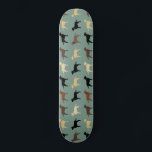 Skateboard Labrador recuperador de láminas de siluetas de per<br><div class="desc">Patineta Labrador Retriever Lover. Patrón de siluetas con Labs Negras,  Labs Amarillas,  Laboratorios de Chocolate y Labradores Rojos Fox. Visite el Doodle World de Jenn para ver más productos con este divertido diseño de perros,  así como más regalos temáticos de raza de perros.</div>