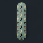 Skateboard Labrador recuperador de láminas de siluetas de per<br><div class="desc">Patineta Labrador Retriever Lover. Patrón de siluetas con Labs Negras,  Labs Amarillas,  Laboratorios de Chocolate y Labradores Rojos Fox. Visite el Doodle World de Jenn para ver más productos con este divertido diseño de perros,  así como más regalos temáticos de raza de perros.</div>