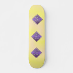 Skateboard Lady en la tabla de patinaje