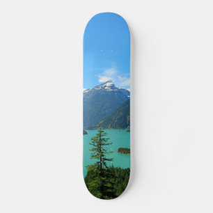 Skateboard Lago Turquesa de Montaña Nevada en Washington