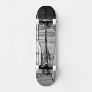 Skateboard Las orlas están colgadas en un cobertizo de madera