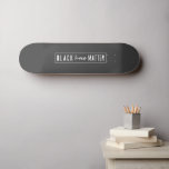 Skateboard Las vidas negras importan | BLM Igualdad de Raza M<br><div class="desc">Un simple y elegante "Black lives matter" cita el diseño del arte con la tipografía urbana contemporánea y un sencillo borde audaz. Nuestro diseño minimalista,  moderno,  monocromo en blanco y negro está inspirado en el movimiento BLM para ayudar a crear conciencia sobre el racismo y la igualdad racial.</div>