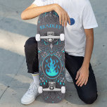 Skateboard Lechuza gris Guay nombre personalizado Personaliza<br><div class="desc">El Skateboard Gray Owl Guay Modern Personalizado Personalized Name incluye tu nombre personalizado en la tipografía azul moderna con búho gris y fuego azul en un fondo gris oscuro. Personalice editando el texto en el cuadro de texto proporcionado. Dé un regalo hecho por el personalizado, patineta personalizada a tu patinador...</div>
