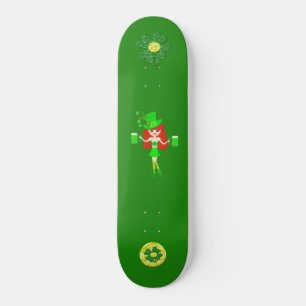Skateboard Leprechaun del chica del Redhead del día del St