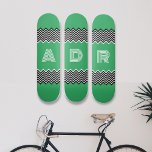 Skateboard Letra personalizado inicial 8 cubierta para skateb<br><div class="desc">Obtén este tablero de patinaje en negrita con la letra inicial del personalizable. ¡Muestra tu presencia en tu grupo! ¡Pide ya el tuyo!</div>