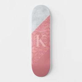 Skateboard Letra rosa rudimentaria y acuarela gris