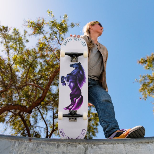 Skateboard Leyendo tablero de patinaje sobre caballos salvaje (Exterior 1)