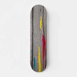 Skateboard Listones de madera grises con pintura amarilla roj