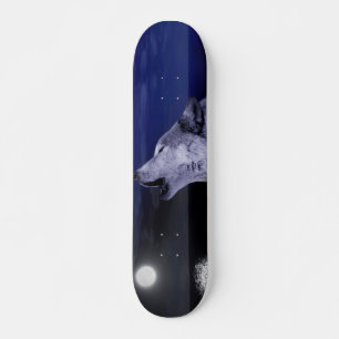 Skateboard Lobo gritando en la luna en el mar
