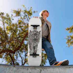 Skateboard Lobo negro enojado en la nieve, invierno salvaje